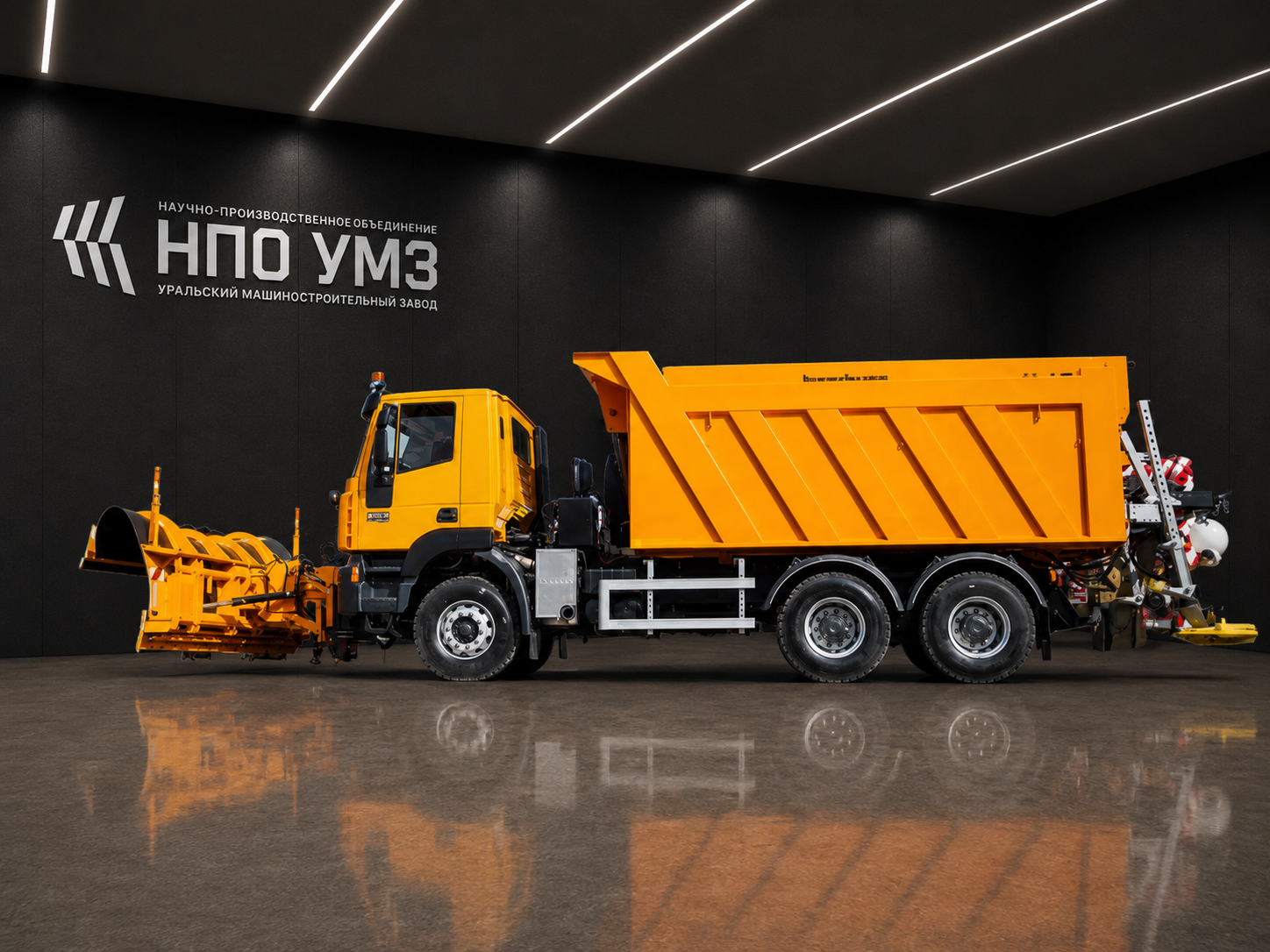 КДМ комбинированная дорожная машина на базе самосвала Iveco 682 колесная формула 6x4 оранжевый цвет вид сбоку кабина Stralis