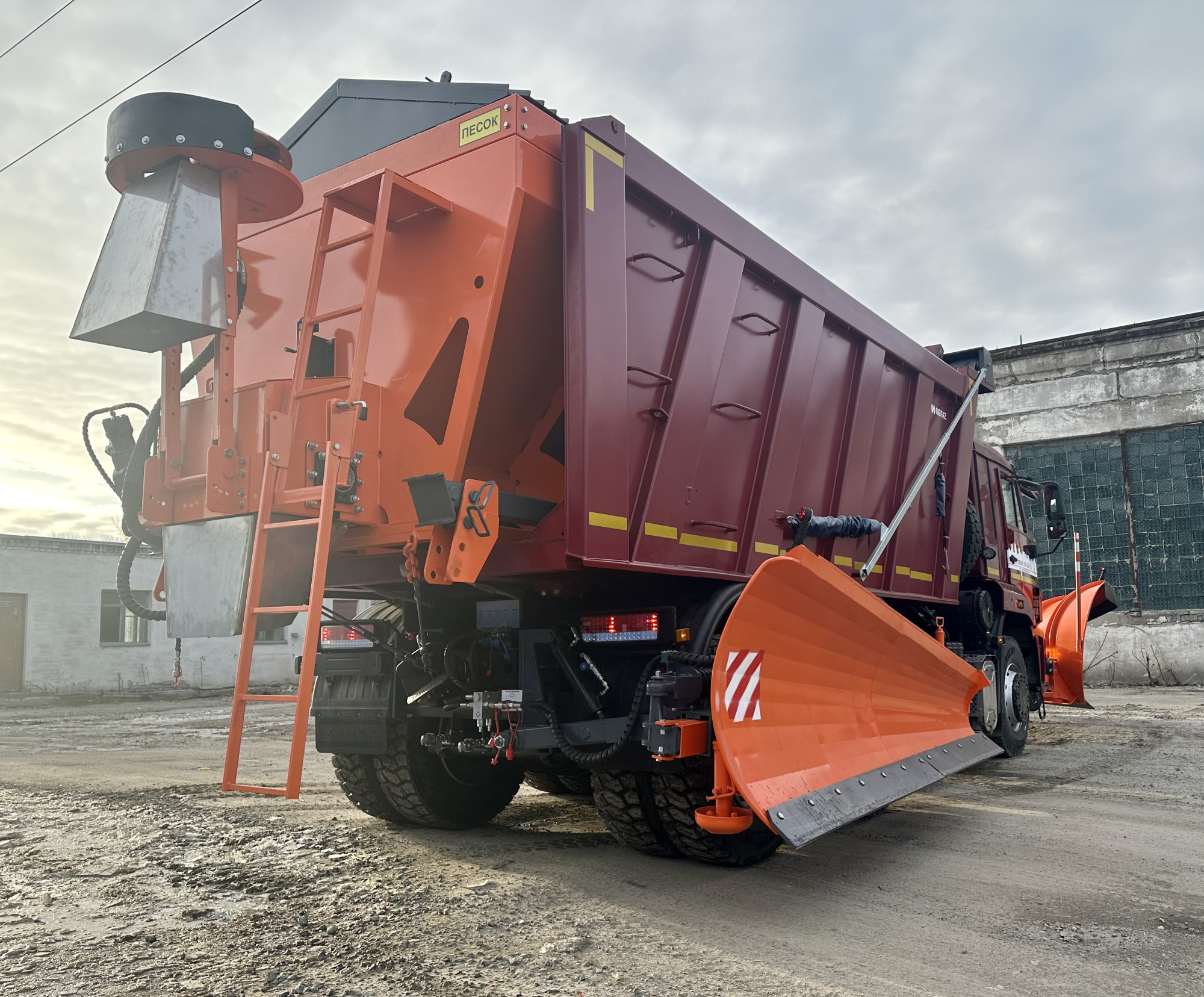 Комбинированная дорожная машина КДМ 6520 9110К6 Комбинированная дорожная машина КДМ 6520 9110К6