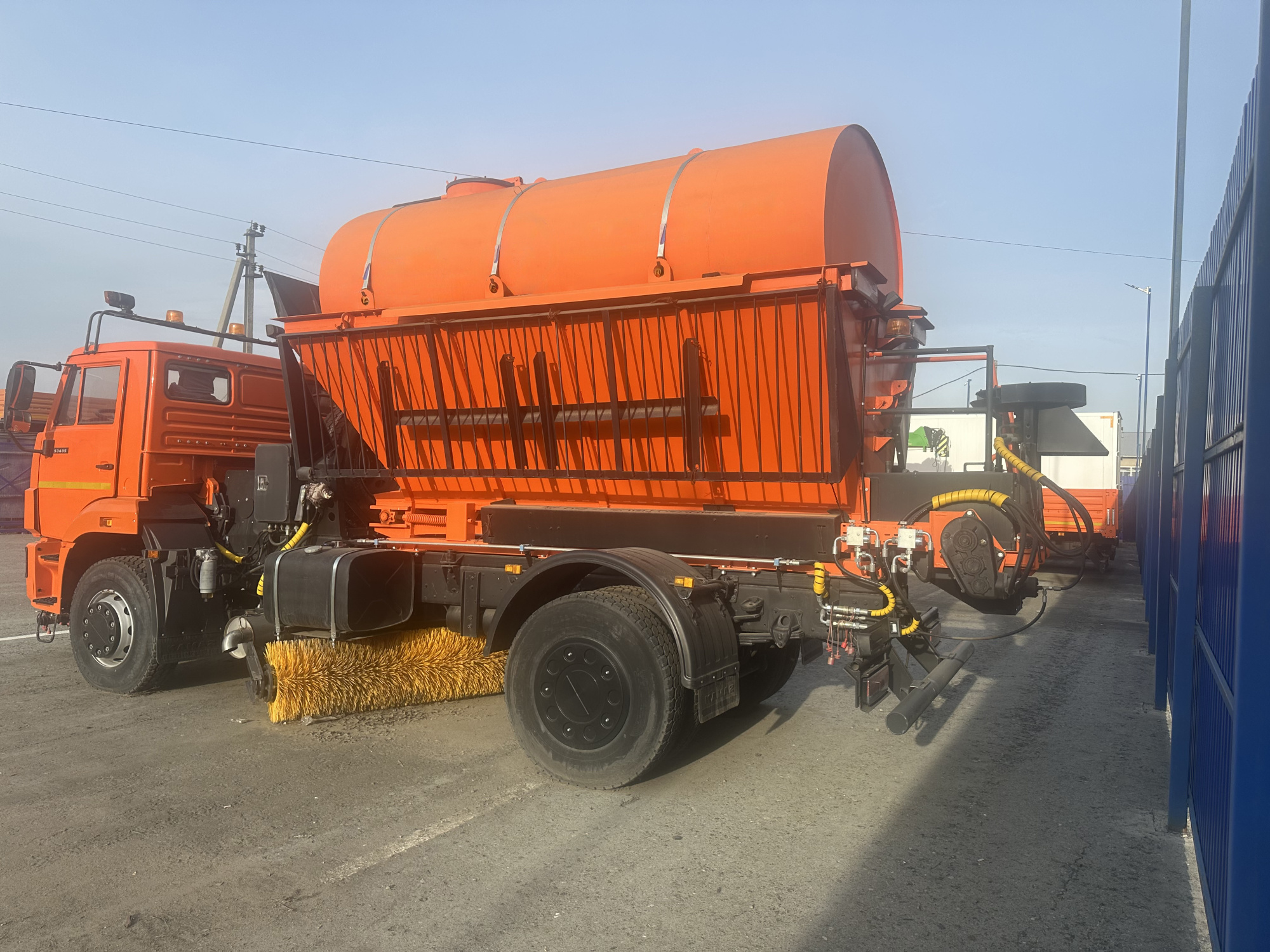 Комбинированная дорожная машина КДМ 53605 9110К4  Комбинированная дорожная машина КДМ 53605 9110К4