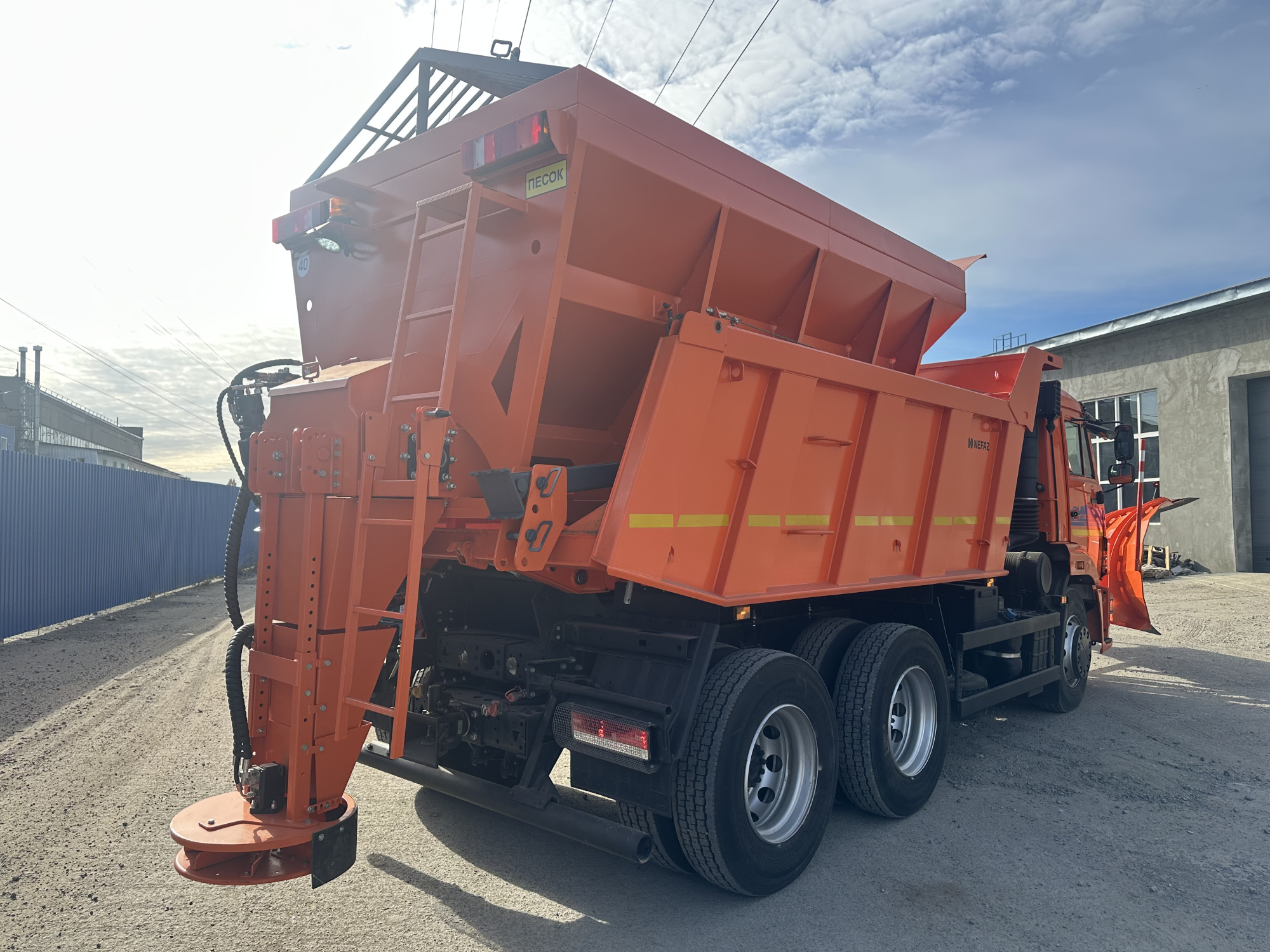 Комбинированная дорожная машина КДМ 65115 9110К Комбинированная дорожная машина КДМ 65115 9110К