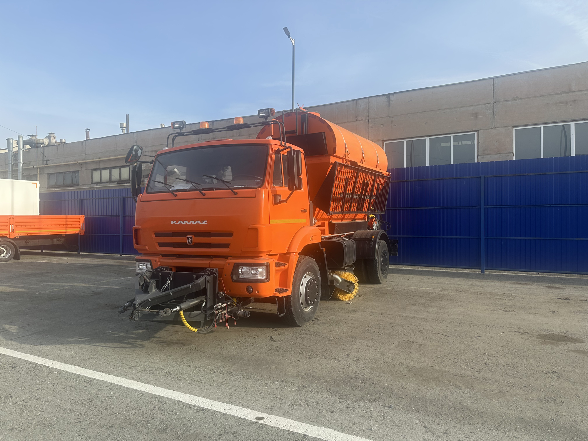 Комбинированная дорожная машина КДМ 53605 9110К4  Комбинированная дорожная машина КДМ 53605 9110К4