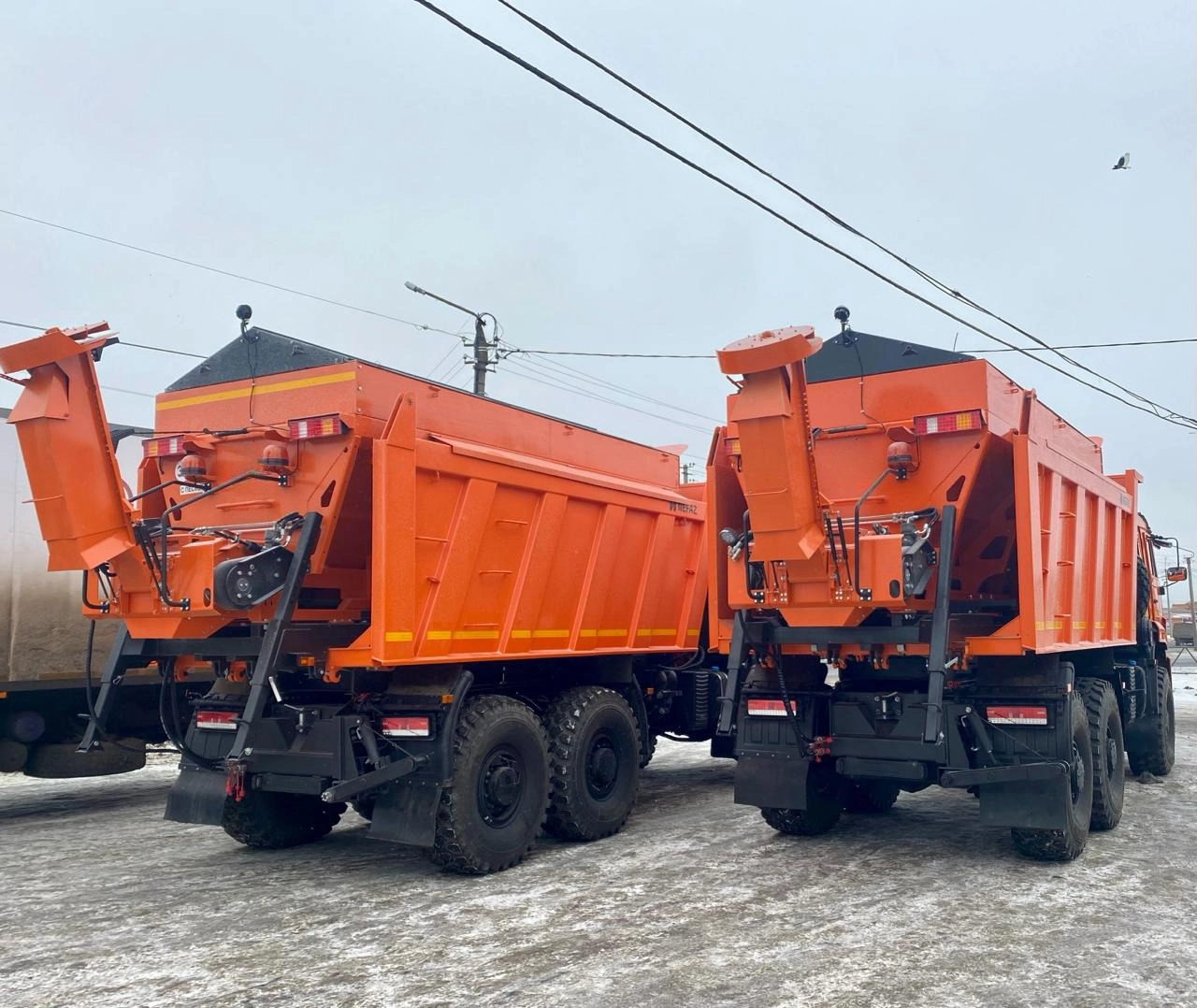 Комбинированная дорожная машина КДМ КАМАЗ 43118 самосвал 6х6